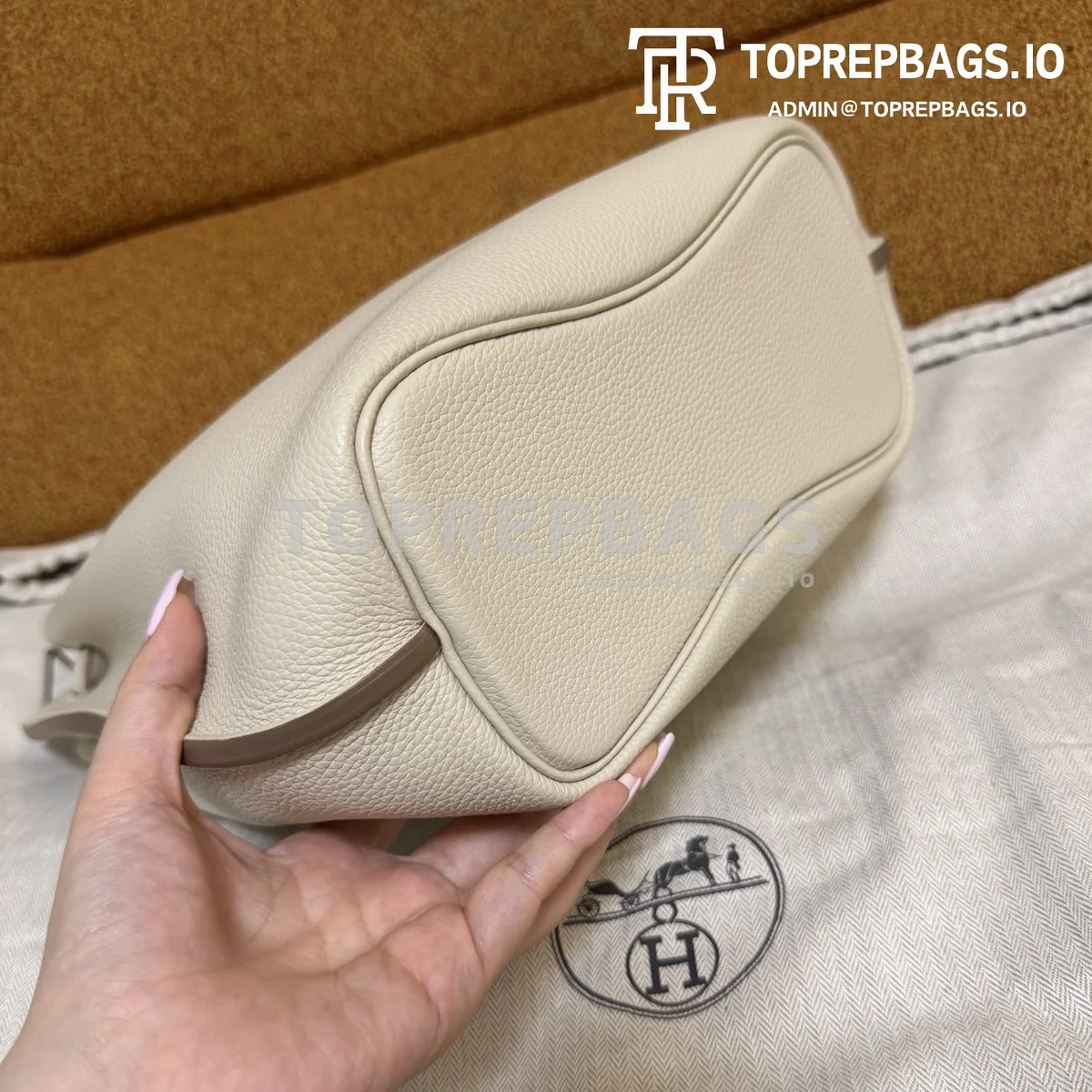 i1774761983686_6184_0_3 Hermes Kelly Bucket in White