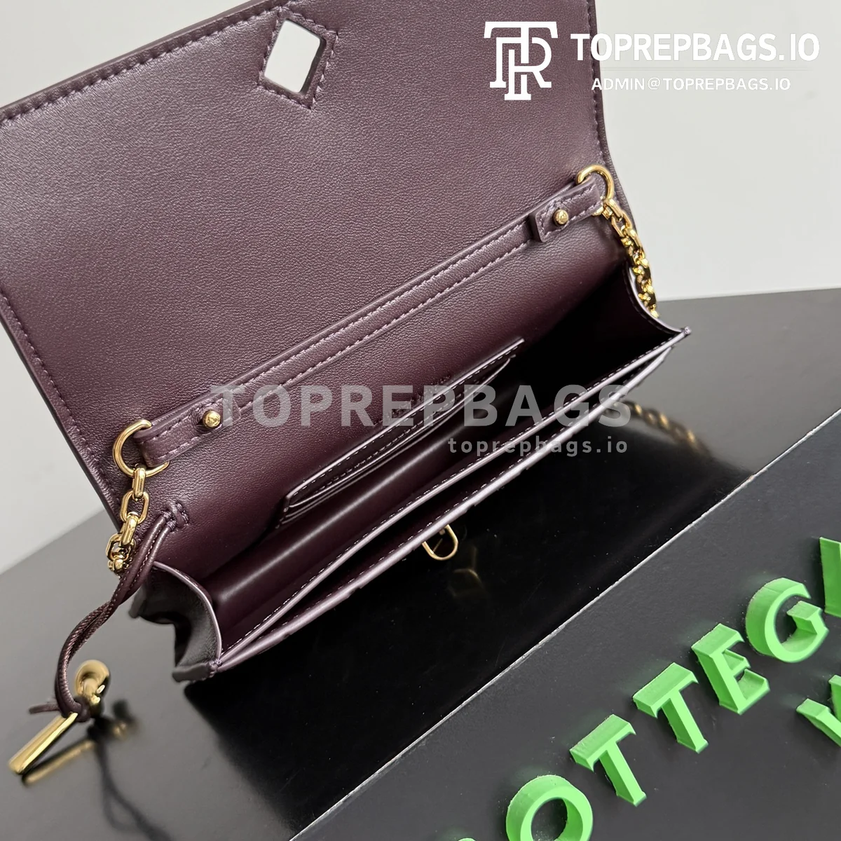 i1774949085940_6062_0_8 Bottega Veneta Andiamo in Burgundy