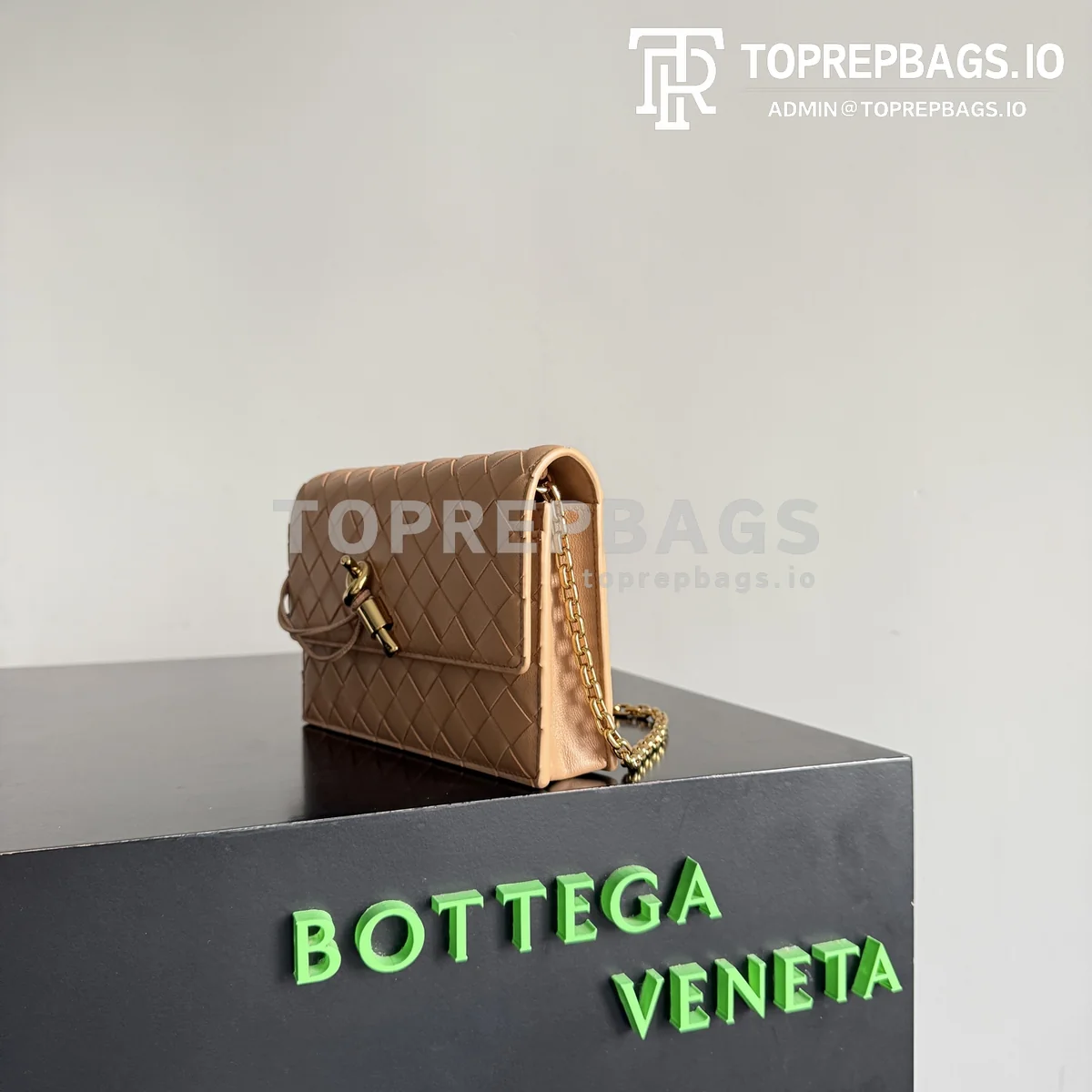 Bottega Veneta Andiamo in Beige