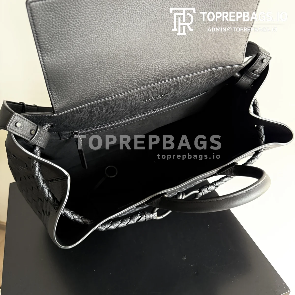 i1776681601069_9463_0_8 Bottega Veneta Andiamo Voyager in Black