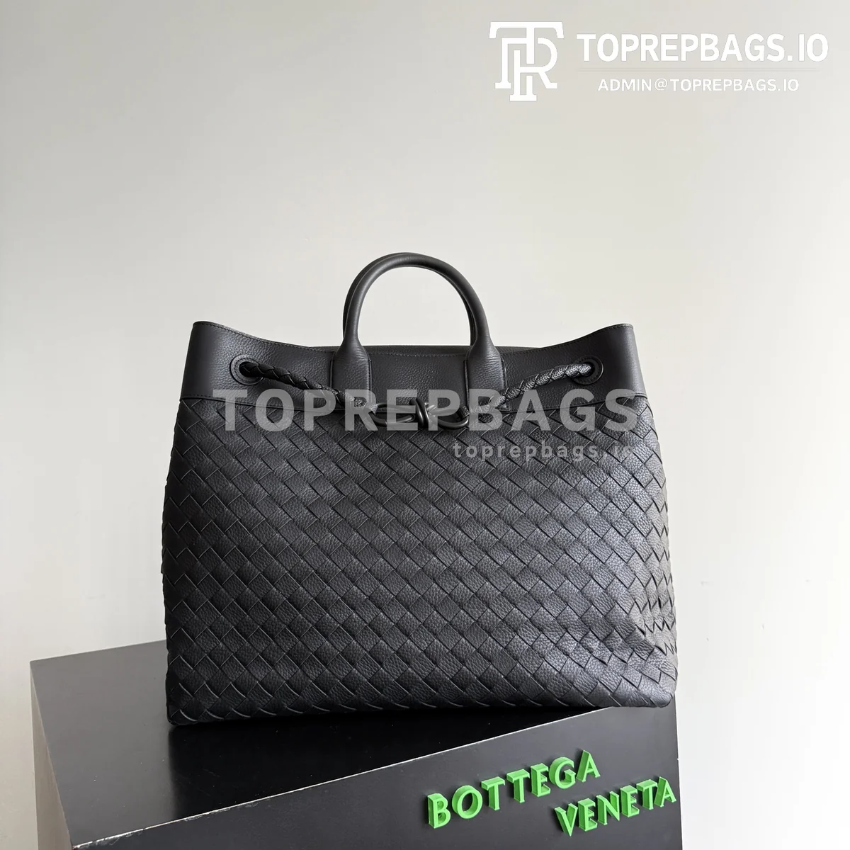 i1776681601160_2044_0_0 Bottega Veneta Andiamo Voyager in Black