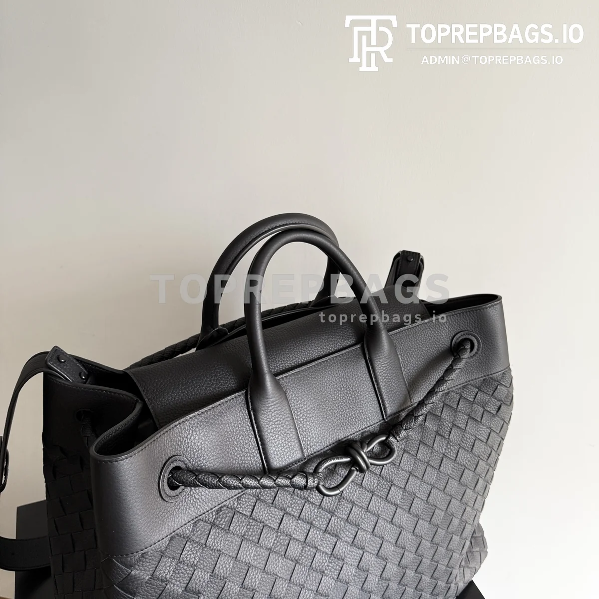 i1776681601861_4979_0_4 Bottega Veneta Andiamo Voyager in Black