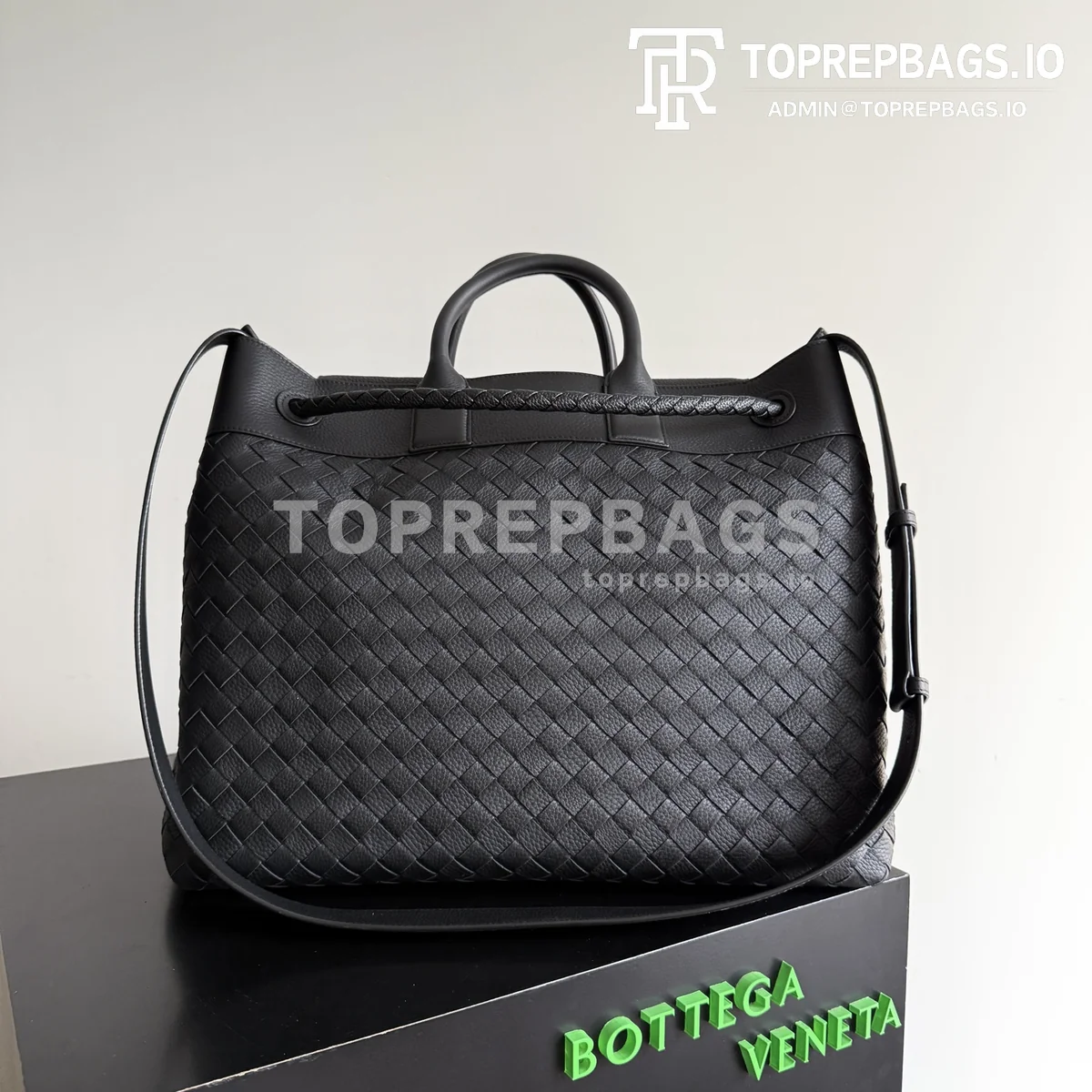 i1776681605277_1422_0_3 Bottega Veneta Andiamo Voyager in Black