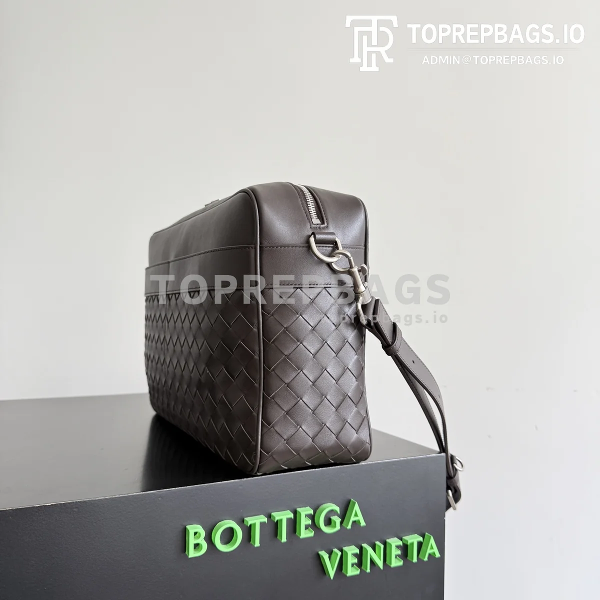 Bottega Veneta Large Handbag Camera Bag in Brown