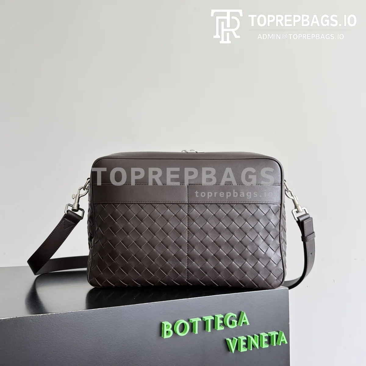 i1777288997733_555_0_0 Bottega Veneta Large Handbag Camera Bag in Brown