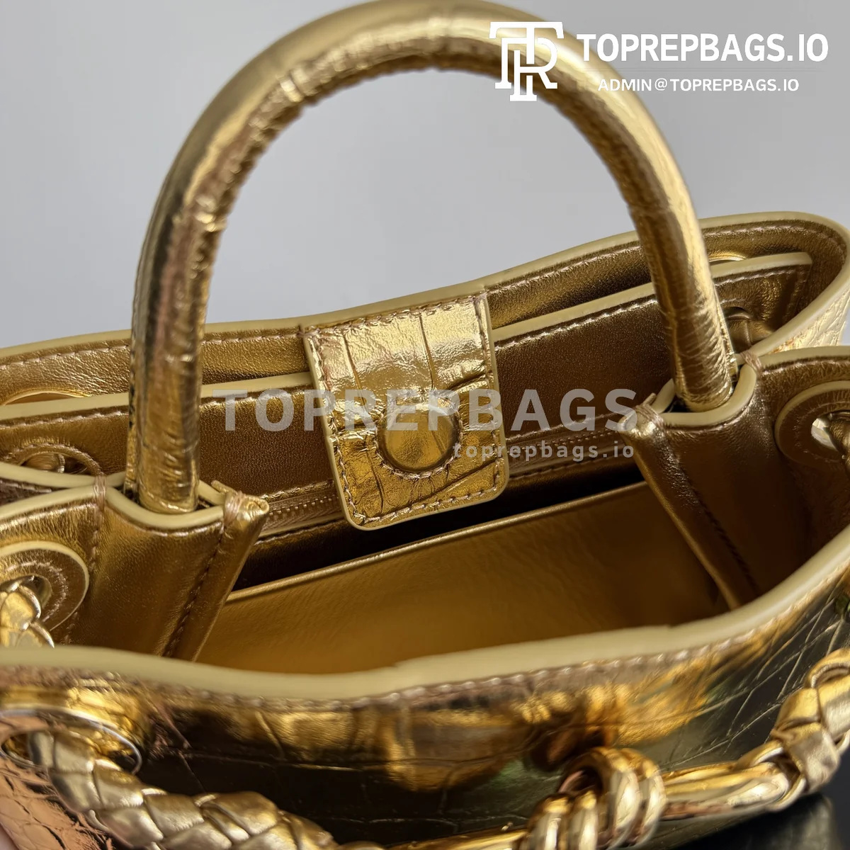 i1777713547246_1834_0_7 Bottega Veneta Andiamo 777614 Crocodile Leather Gold-tone Hardware Top Handle Bag detailed product image