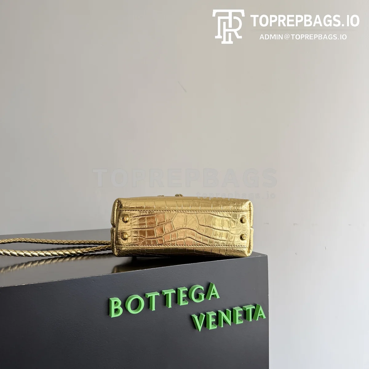 i1777713547274_622_0_2 Bottega Veneta Andiamo 777614 Crocodile Leather Gold-tone Hardware Top Handle Bag detailed product image