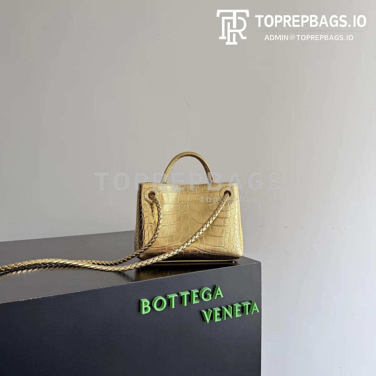 i1777713547280_1205_0_1 Bottega Veneta Andiamo 777614 Crocodile Leather Gold-tone Hardware Top Handle Bag detailed product image