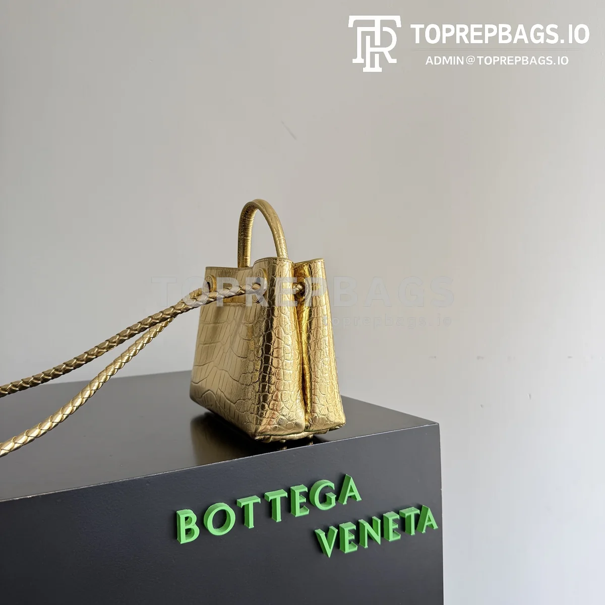i1777713549708_6685_0_5 Bottega Veneta Andiamo 777614 Crocodile Leather Gold-tone Hardware Top Handle Bag detailed product image
