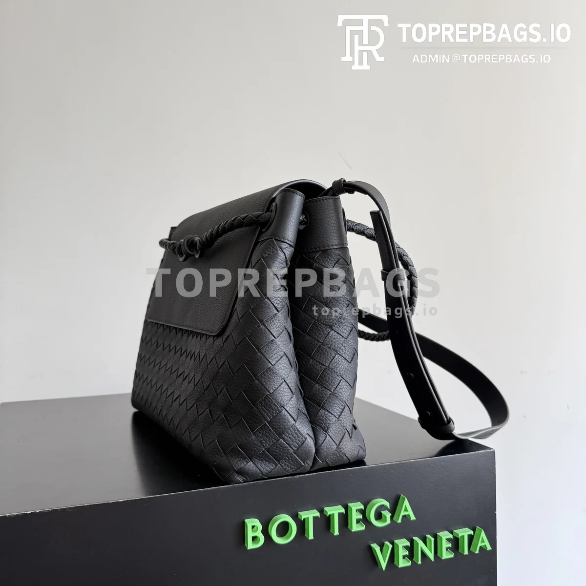 Bottega Veneta Andiamo Messenger in Black