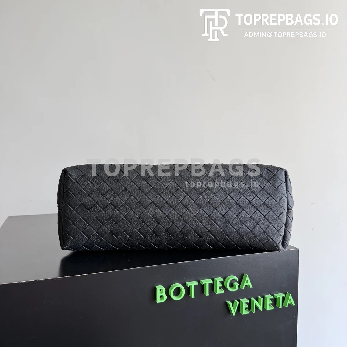 i1777714049497_9155_0_3 Bottega Veneta Andiamo Messenger in Black