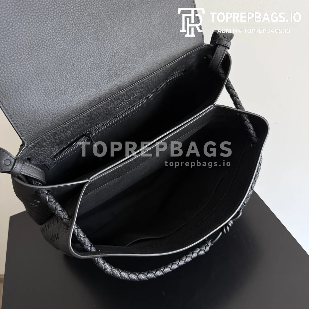 i1777714050895_1059_0_8 Bottega Veneta Andiamo Messenger in Black
