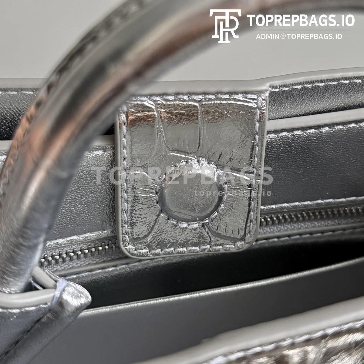 i1777715706442_306_0_6 Bottega Veneta Andiamo 777614 Crocodile Leather Silver-tone Hardware Top Handle Bag detailed product image