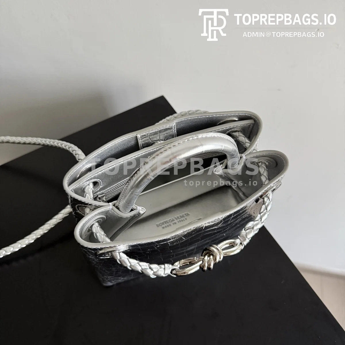 i1777715706595_7366_0_8 Bottega Veneta Andiamo 777614 Crocodile Leather Silver-tone Hardware Top Handle Bag detailed product image