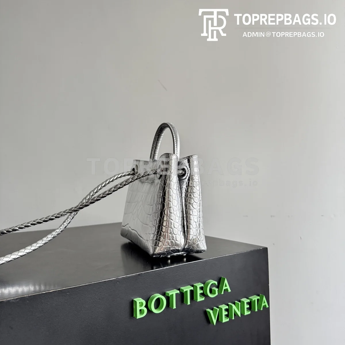 i1777715706600_203_0_1 Bottega Veneta Andiamo 777614 Crocodile Leather Silver-tone Hardware Top Handle Bag detailed product image