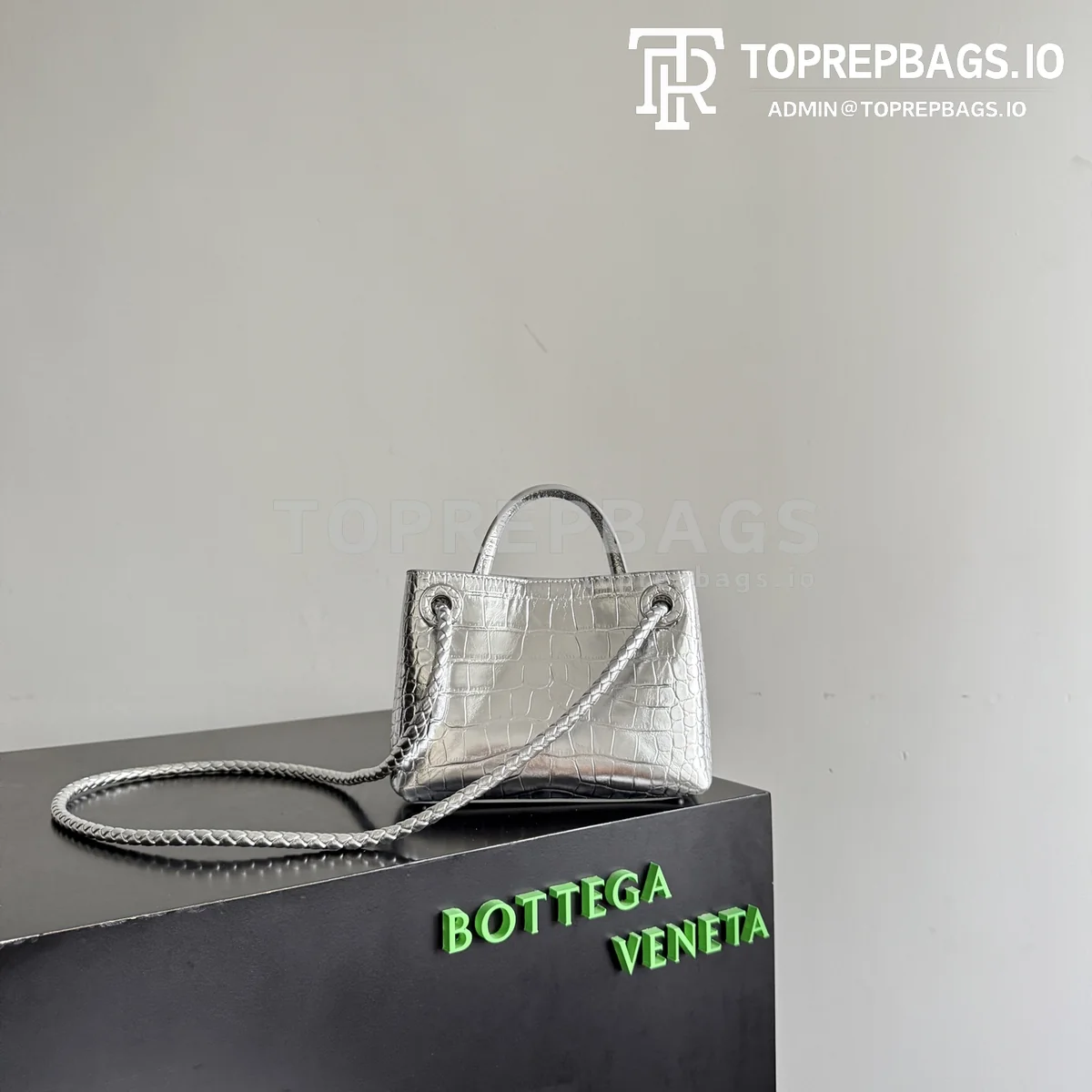 i1777715706601_6449_0_2 Bottega Veneta Andiamo 777614 Crocodile Leather Silver-tone Hardware Top Handle Bag detailed product image