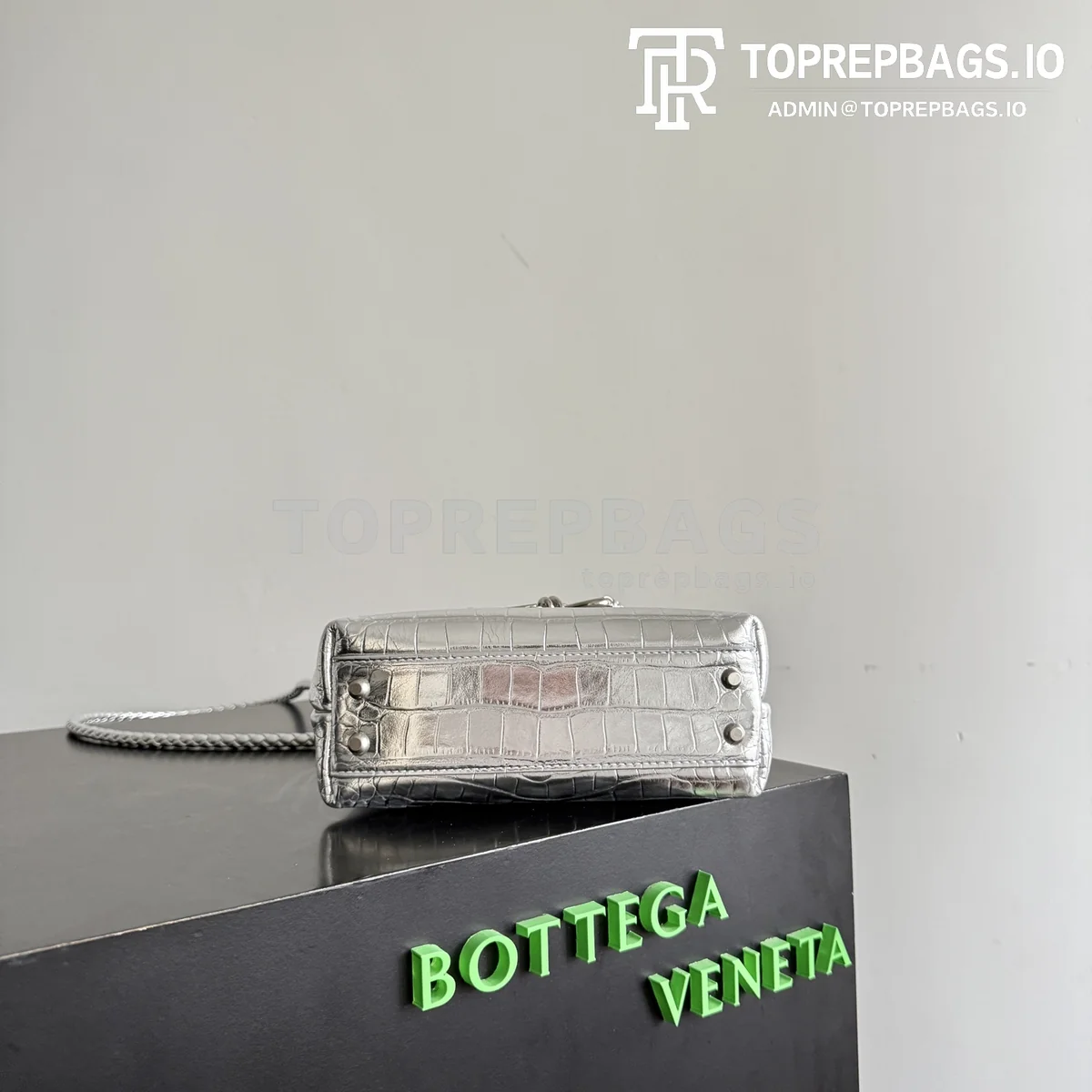 i1777715708846_9070_0_3 Bottega Veneta Andiamo 777614 Crocodile Leather Silver-tone Hardware Top Handle Bag detailed product image