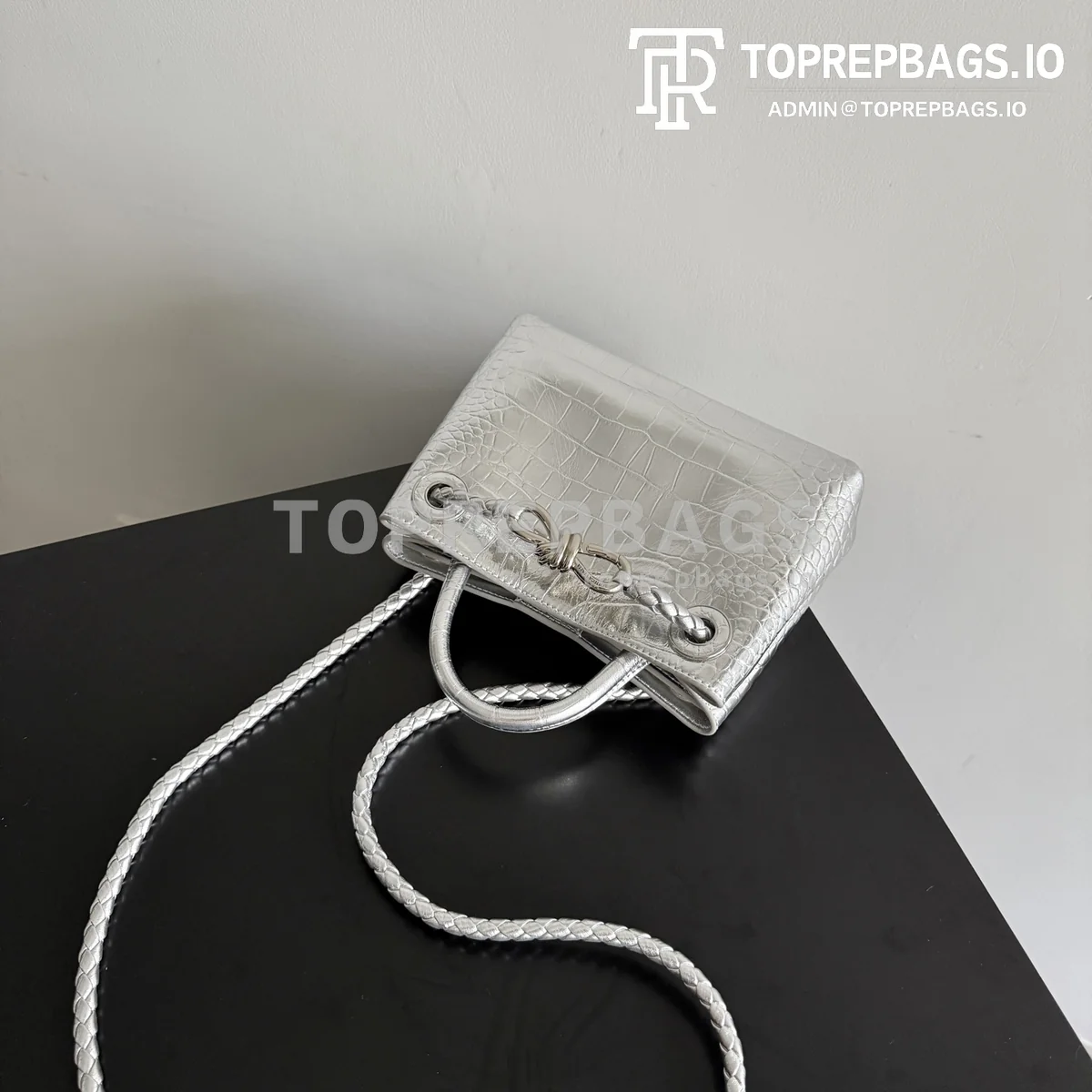 i1777715708878_4083_0_5 Bottega Veneta Andiamo 777614 Crocodile Leather Silver-tone Hardware Top Handle Bag detailed product image