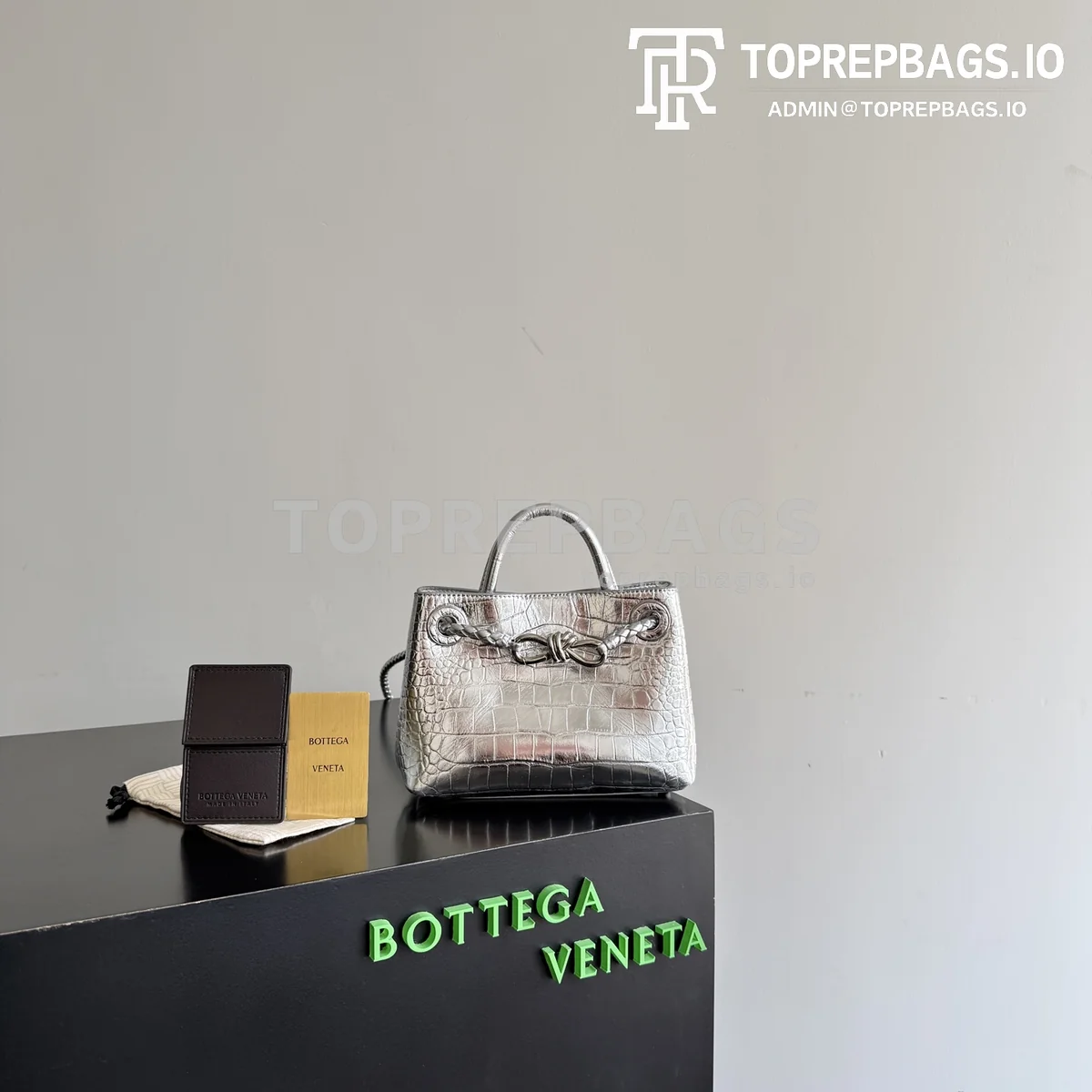 i1777716015044_5794_0_0 Bottega Veneta Andiamo 777614 Crocodile Leather Silver-tone Hardware Top Handle Bag detailed product image