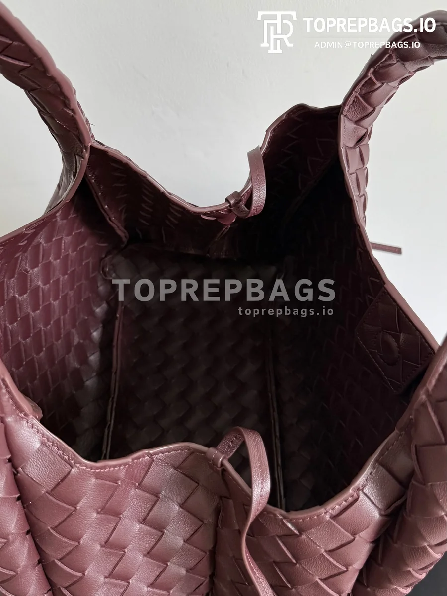 i1778497717114_464_0_4 Bottega Veneta Campana in Burgundy